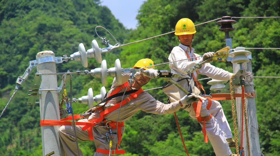 “電騾子”冒雨特巡保供電