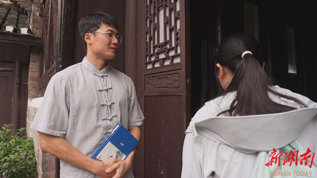 背《边城》赢勋章，看黄永玉作品…凤凰古城暑期文化旅游持续升温