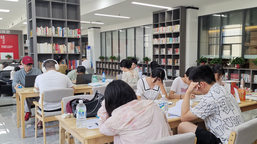 图片新闻 | 新宁：多场景营造“书香消暑”模式