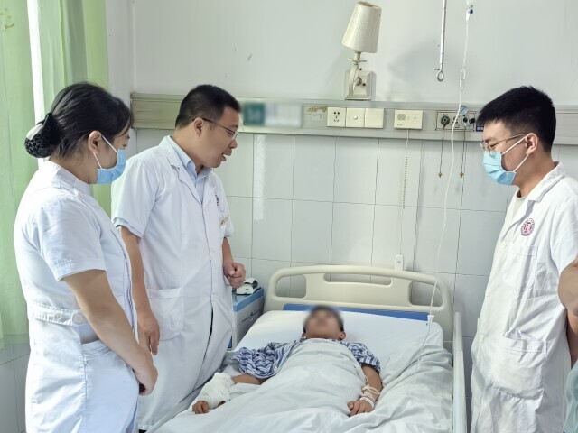 14歲少年被“冰”炸傷手指 ？專家提醒：干冰不能玩！