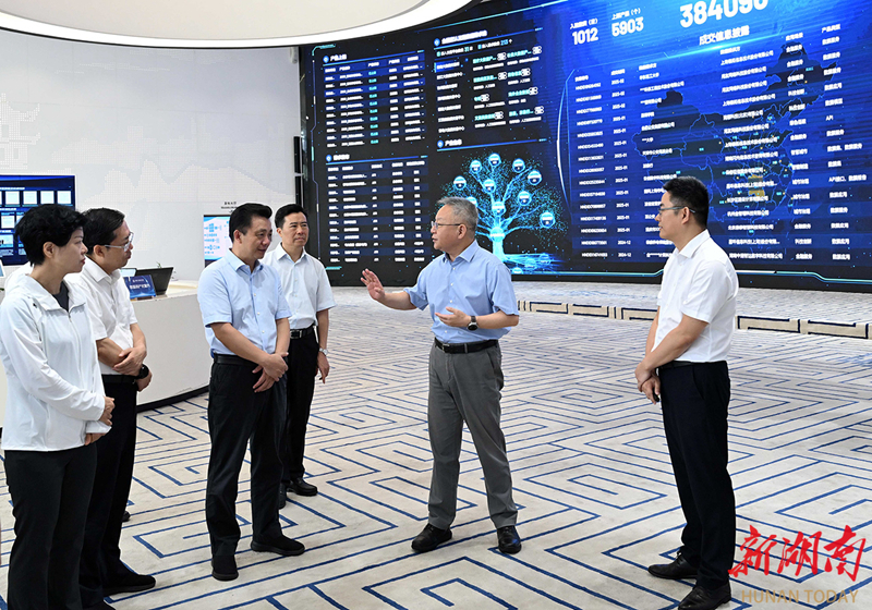 8月14日，沈晓明来到湖南大数据交易所有限公司调研。图片/湖南日报全媒体记者 唐俊 摄