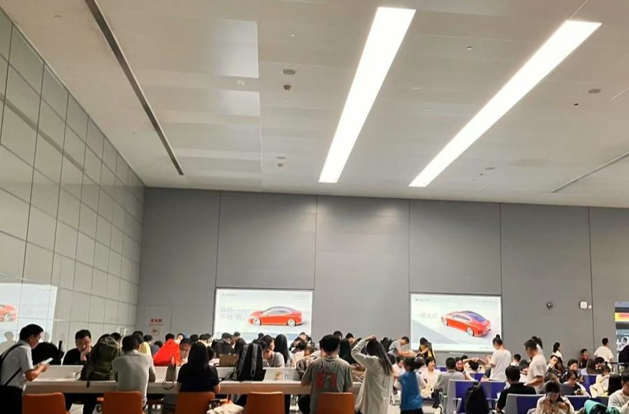 上海虹橋機場火了！候機室班味濃度超標，打工人狠狠共情了！