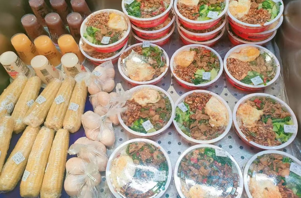 湖南火車站站臺(tái)15元盒飯又火了，網(wǎng)友：全國天花板