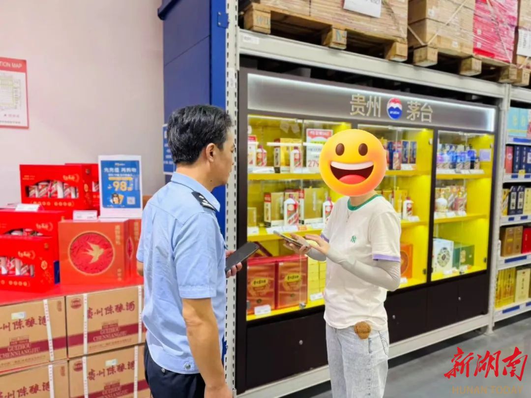 女子購(gòu)買2萬元購(gòu)物卡，超市員工卻轉(zhuǎn)身報(bào)警