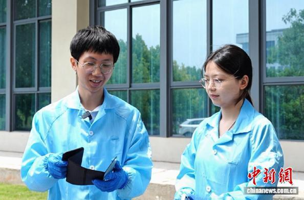 湖南一大學(xué)生團(tuán)隊(duì)突破鈣鈦礦太陽(yáng)能電池高柔韌性瓶頸