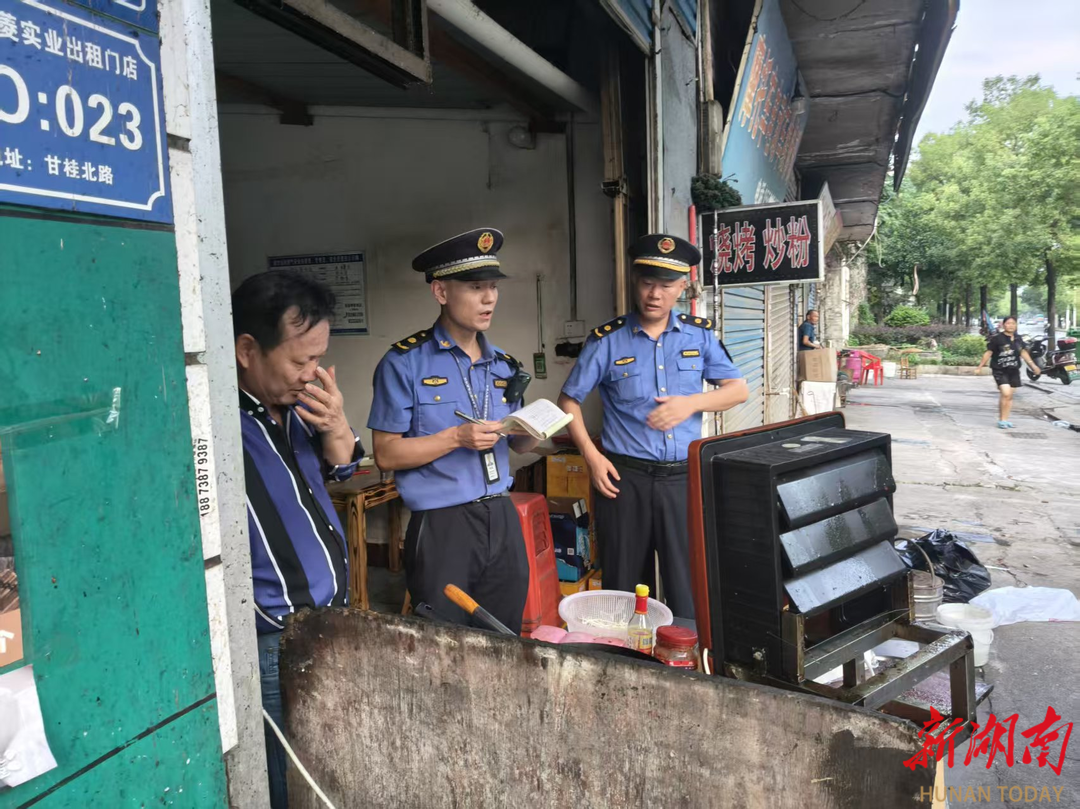 娄底市城管执法支队城北执法大队织密餐饮油烟管控网