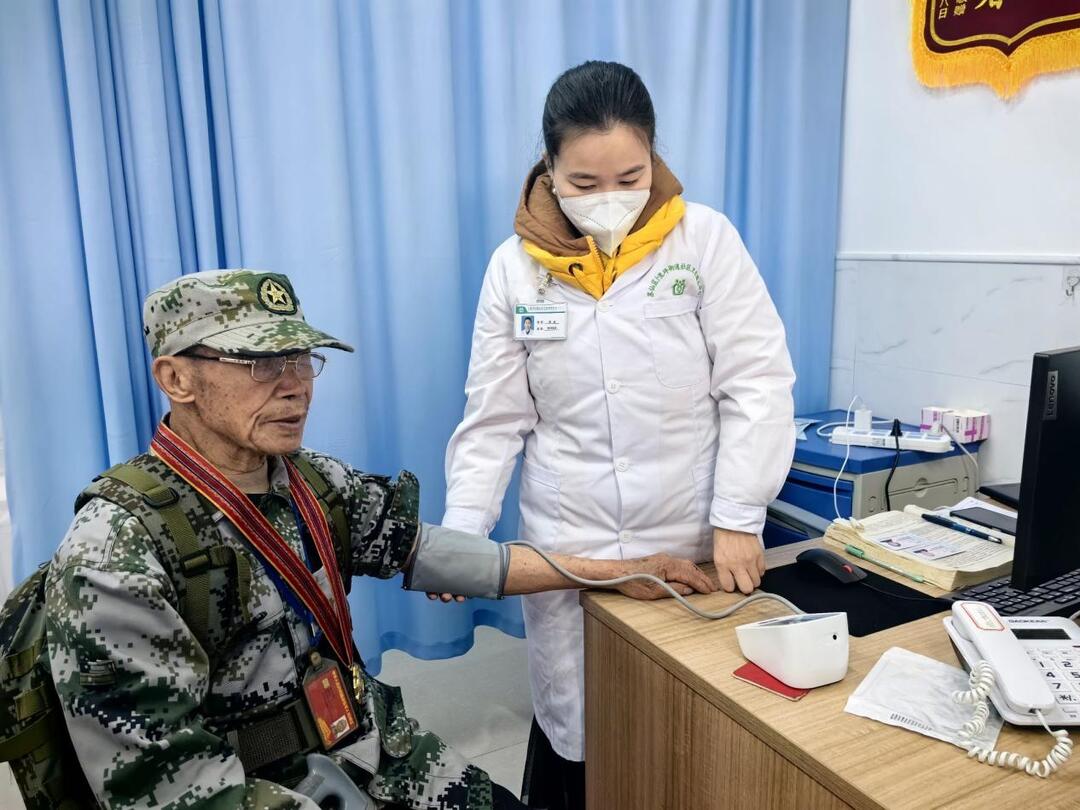 郴州市蘇仙區(qū)卜里坪街道社區(qū)衛(wèi)生服務(wù)中心為九旬抗美援朝老兵上門送健康