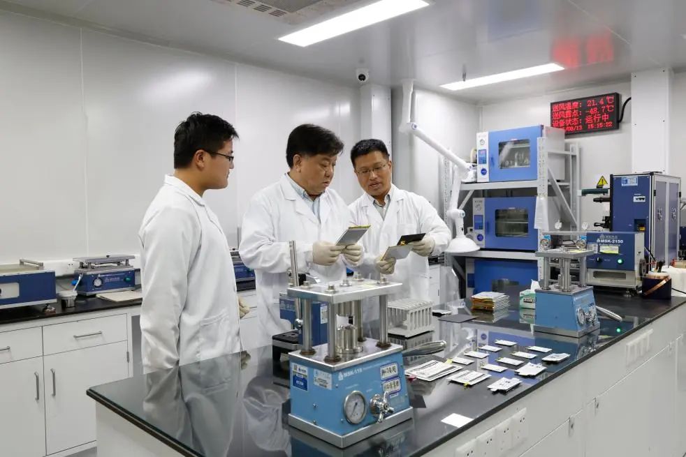 我國(guó)科學(xué)家將鋰電池能量密度和續(xù)航能力提高了 2-3 倍