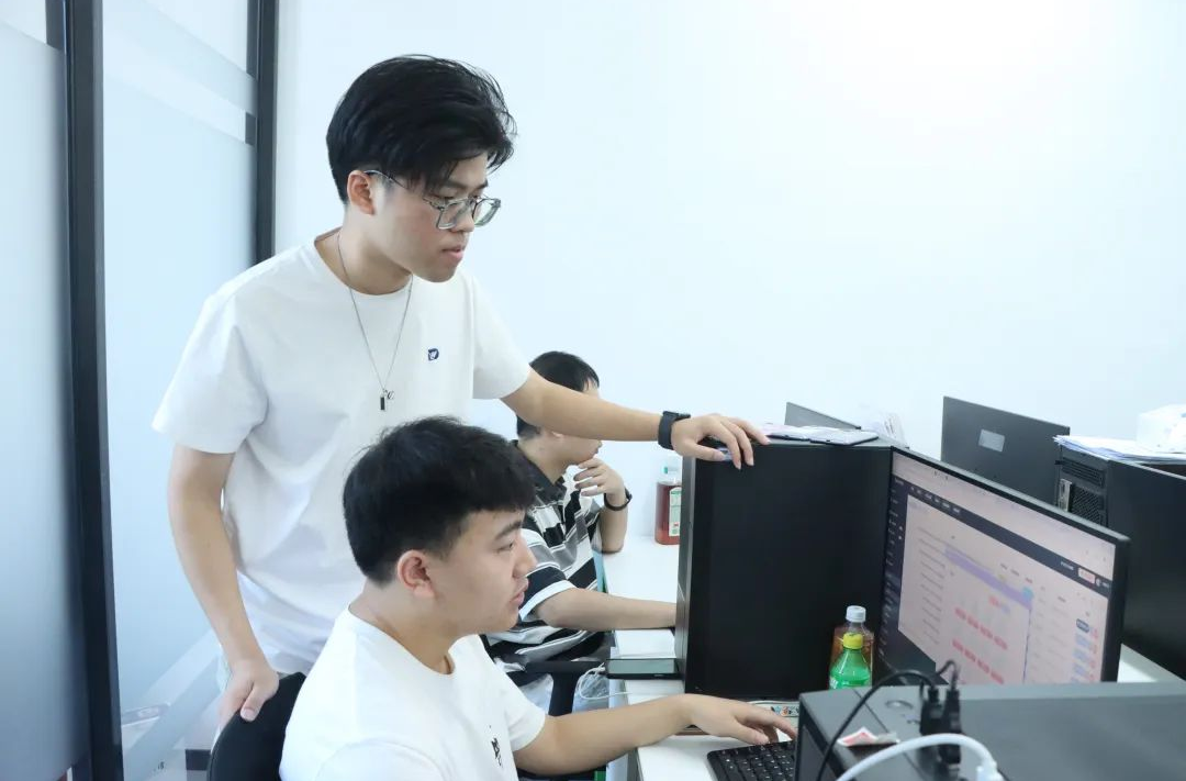 一人管20个账号不慌，几分钟出数百视频不难：00后团队让传统运营告别“手忙脚乱”