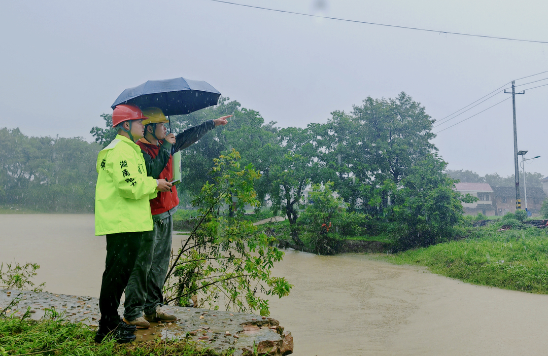 邵陽(yáng)供電公司 全力應(yīng)對(duì)強(qiáng)降雨天氣 筑牢電網(wǎng)安全防線