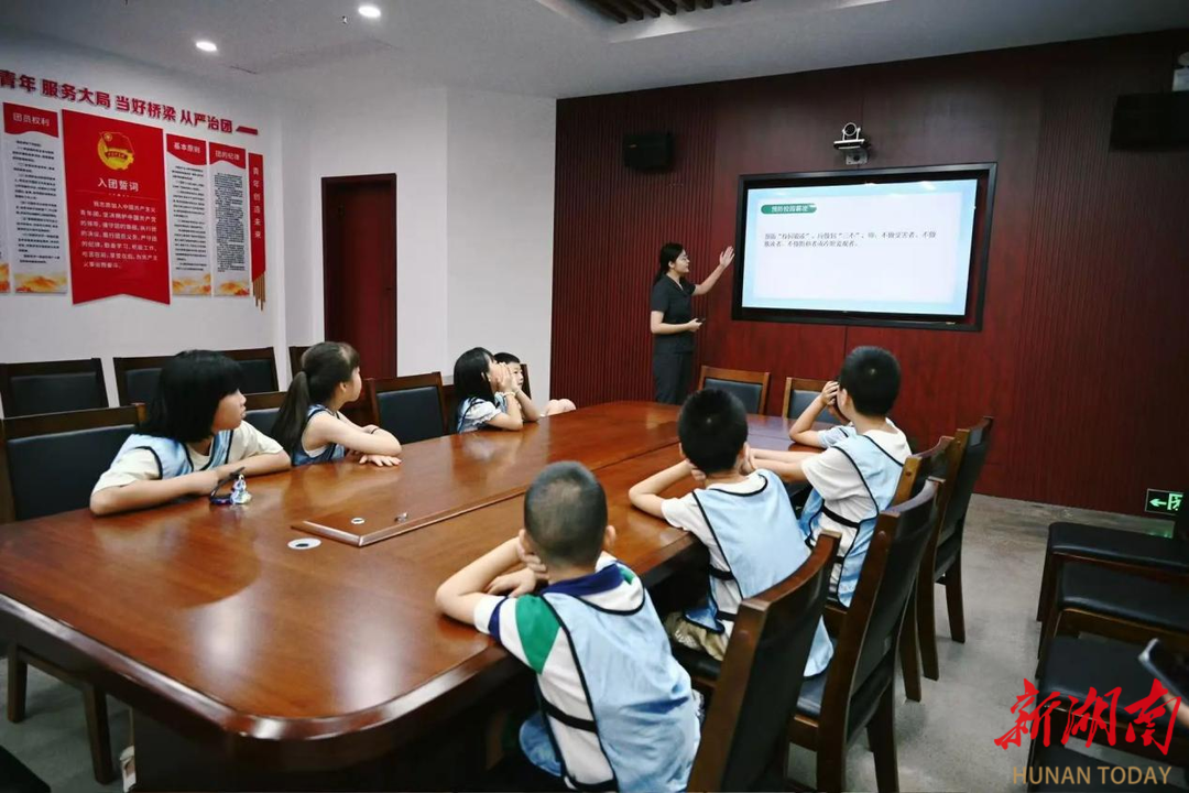 沉浸式體驗(yàn)法庭！懷化鶴城青少年暑期法治教育“零距離”