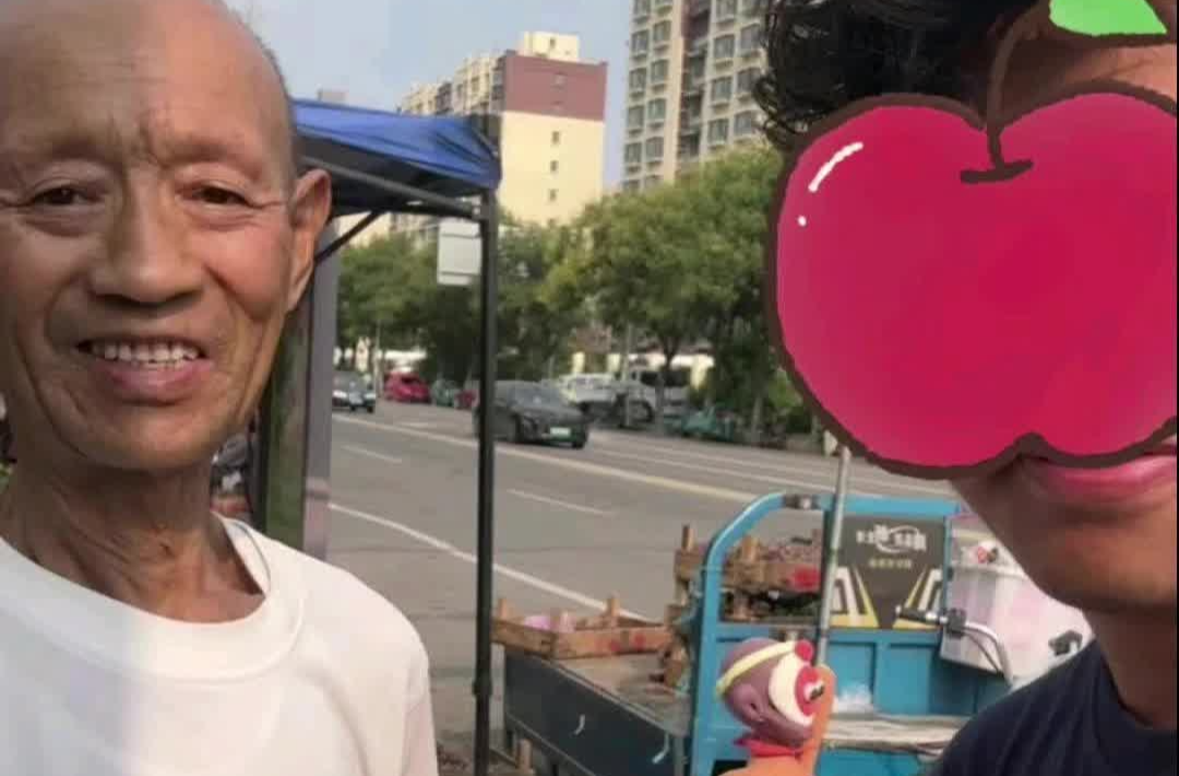 山东修鞋大爷忙活两天只收5元让网友心疼，他说：那可不能让你们心疼钱