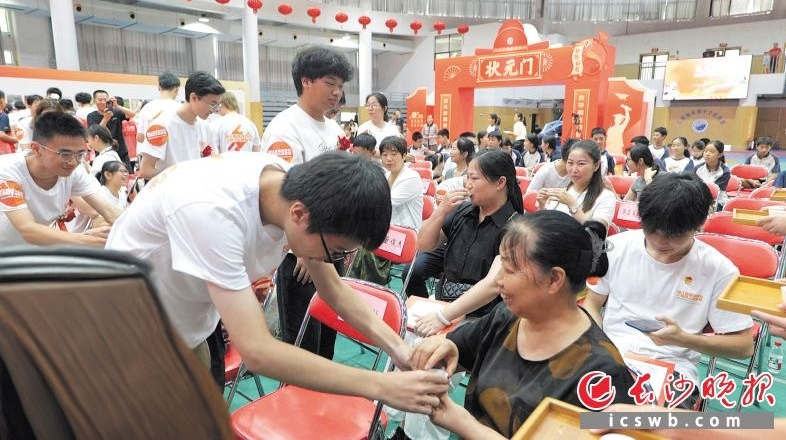 從“人情擺酒”到“敬茶感恩”，梅溪湖街道潤龍社區(qū)七年“文明升學禮”破陋習