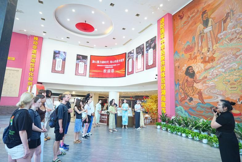 一口湘味、一手匠心 英国学子开展湖南非遗“初体验”