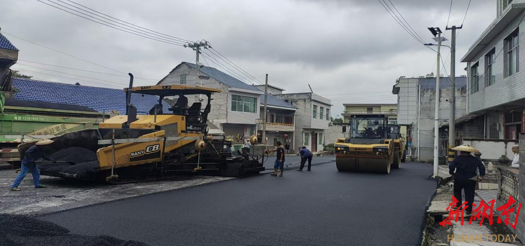 告别 “碎石路”！腊尔山镇主街 “白改黑”，铺出幸福民生路