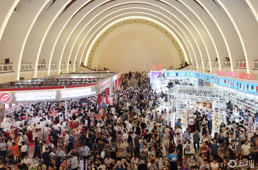 上海书展最火爆的一天，和读者聊聊“冲着什么排队”
