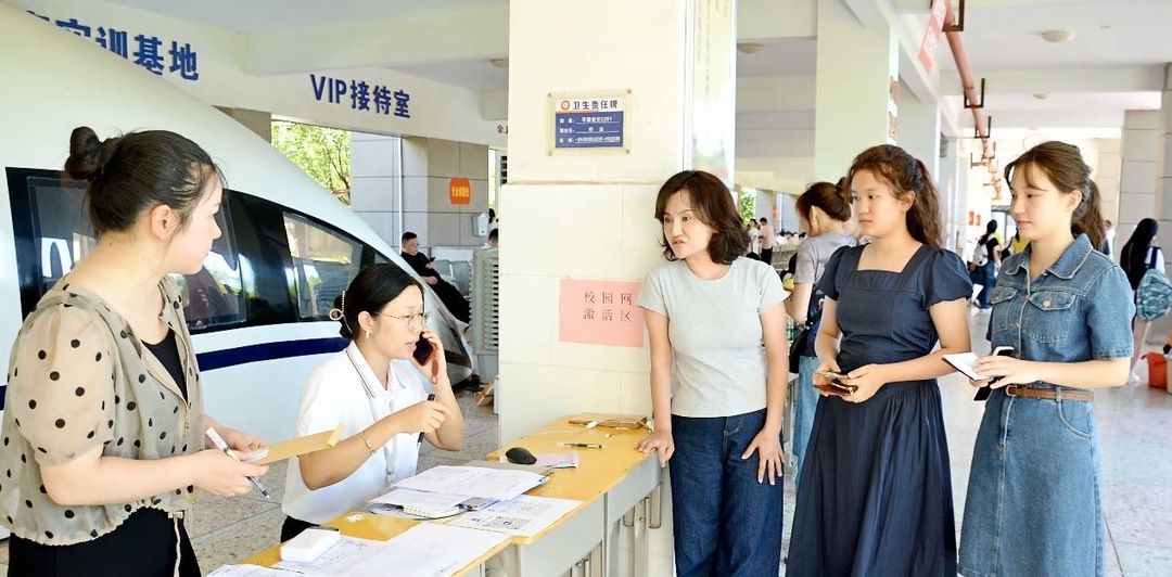 新疆姐妹跨越三千公里求學(xué) 湘北女校迎來(lái)特殊新生 