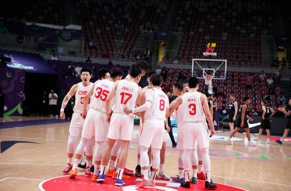 梦回2015长沙！中国男篮重返亚洲杯决赛，现场高唱《歌唱祖国》，队长赵睿掩面哭泣