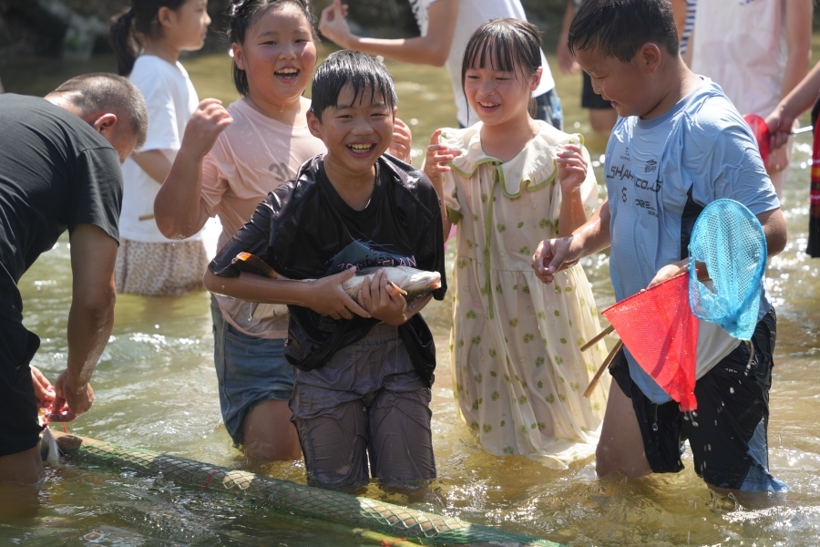 邵陽(yáng)綏寧：大園古苗寨周末狂歡，民俗盛宴嗨翻天