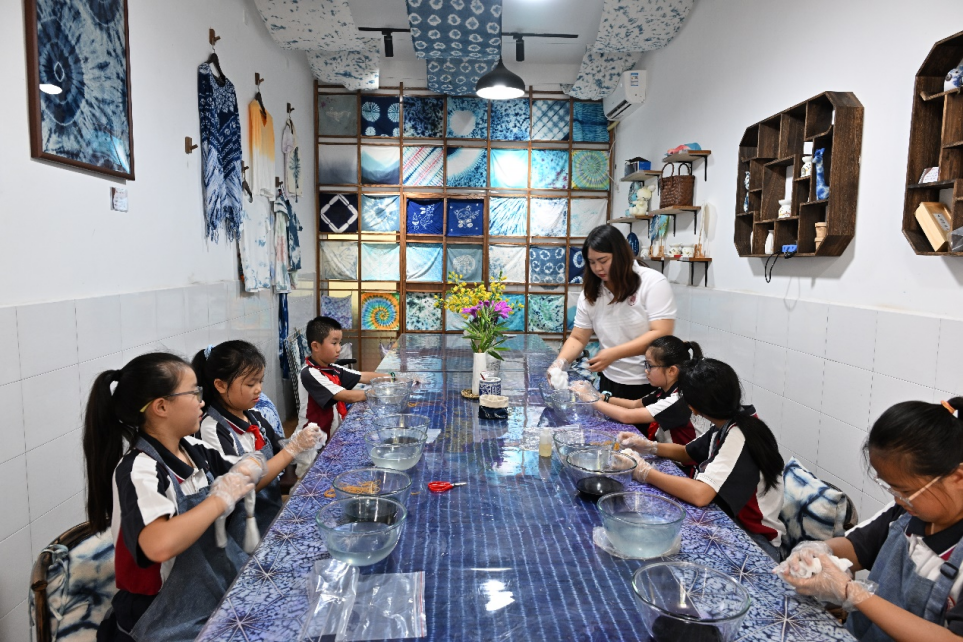 传承扎染润童心 非遗劳动促发展