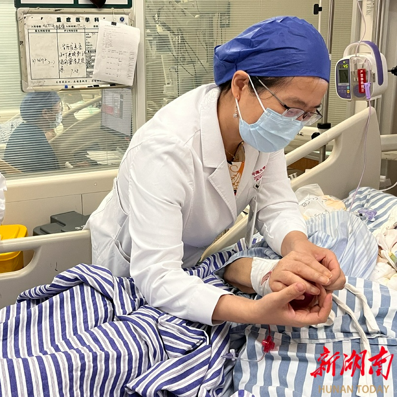 直擊｜“白求恩獎(jiǎng)?wù)隆鲍@得者張麗娜ICU查房跟班記