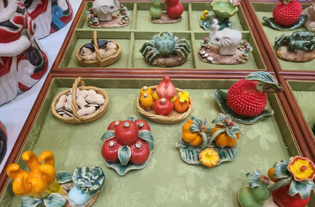 現(xiàn)場展示、互動講解、按需挑選……非遺市集為暑期添趣味