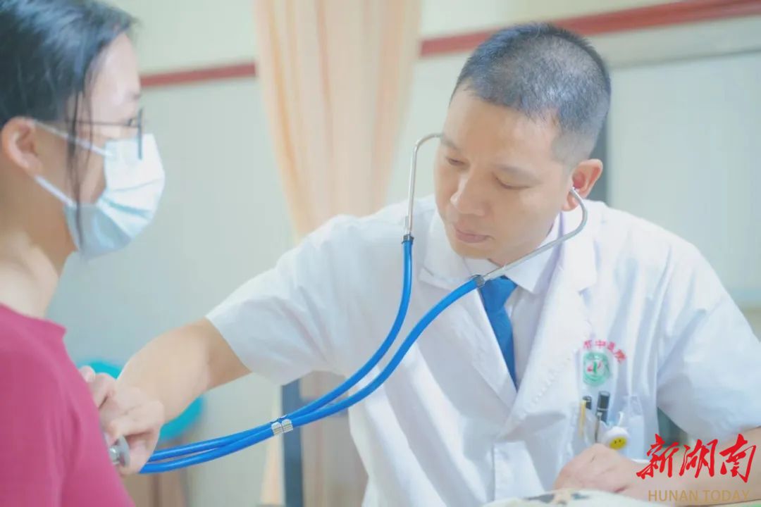 中國醫(yī)師節(jié)?丨永州市中醫(yī)醫(yī)院張華：砥礪深耕守初心，創(chuàng)新賦能護健康