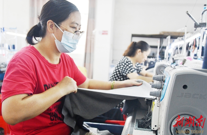趕制校服迎開學