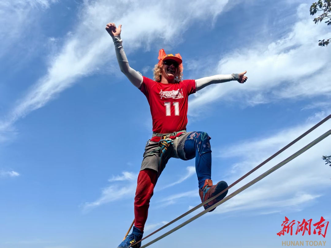 張家界黃石寨“亞洲之王”高空扁帶爭霸賽開賽