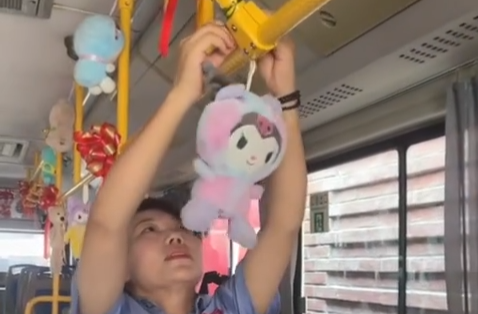 專寵車上的大小朋友！公交司機自掏腰包買玩偶扮靚車廂
