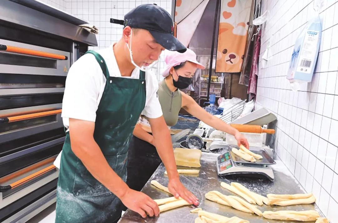 岳阳发布微信公众号丨面包夫妻：用木槌捶出生活的甜