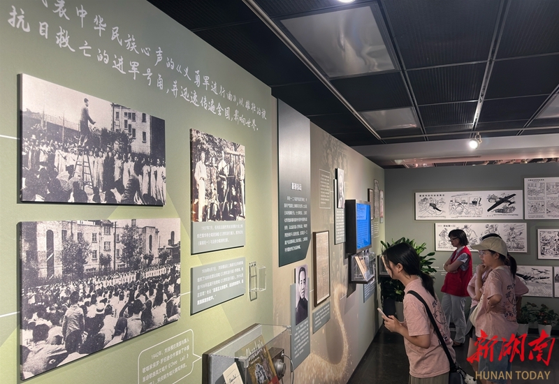 參觀紀(jì)念抗戰(zhàn)勝利80周年專題展