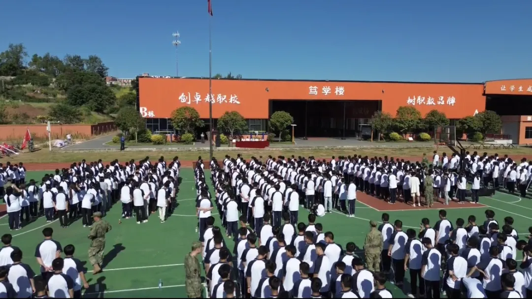 迷彩青春，淬煉啟航！長沙市融城理工中等職業(yè)學(xué)校2025級新生軍訓(xùn)火熱開營