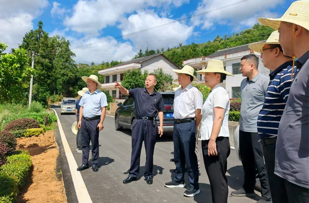 省應急管理廳赴鄉(xiāng)村振興對口幫扶點調研并開展金秋助學活動