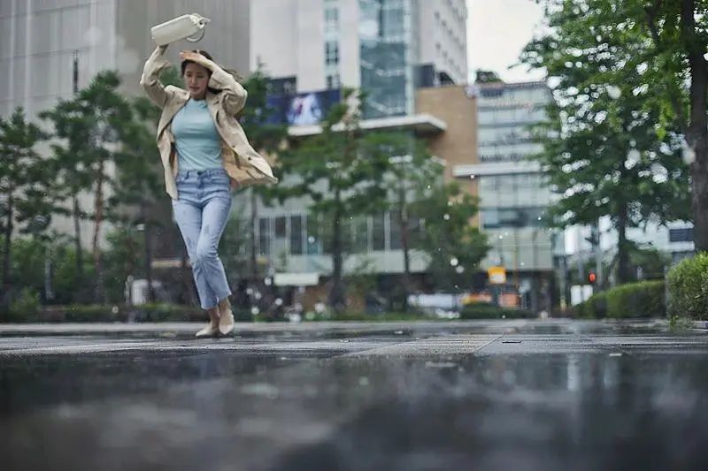 淋雨十幾分鐘確診腦膜炎！雨天回家，務(wù)必做好這三件事