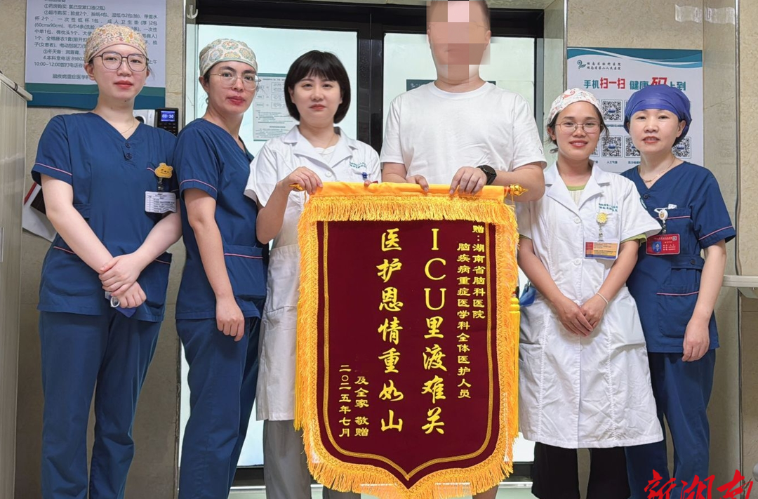 口袋里的“小物件”|磨白的筆記本與發(fā)亮的聽診器：ICU 里的生命微光
