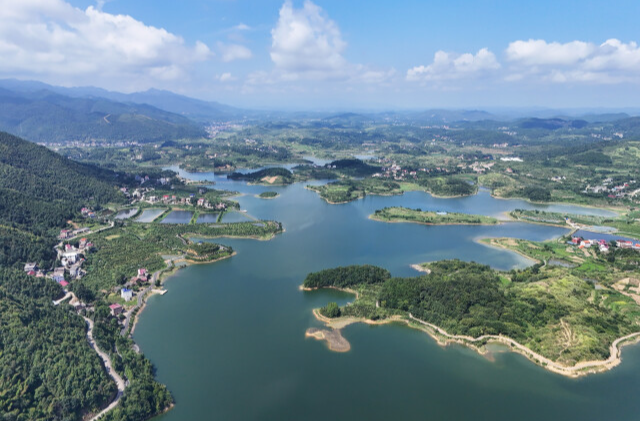 湖南踐行“兩山”理念，把生態(tài)優(yōu)勢不斷轉化為發(fā)展優(yōu)勢——綠色，鋪就高質量發(fā)展底色