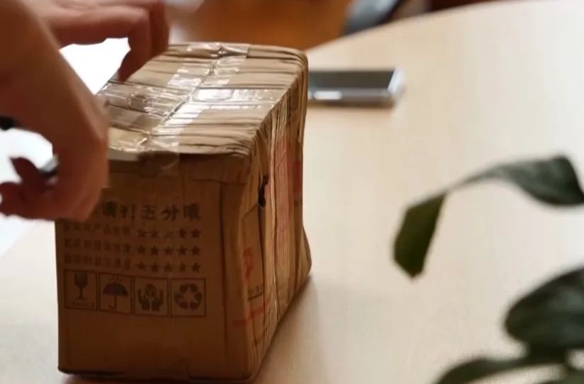 女子拆完快遞順便掃了個(gè)碼，被騙上百萬，咋回事