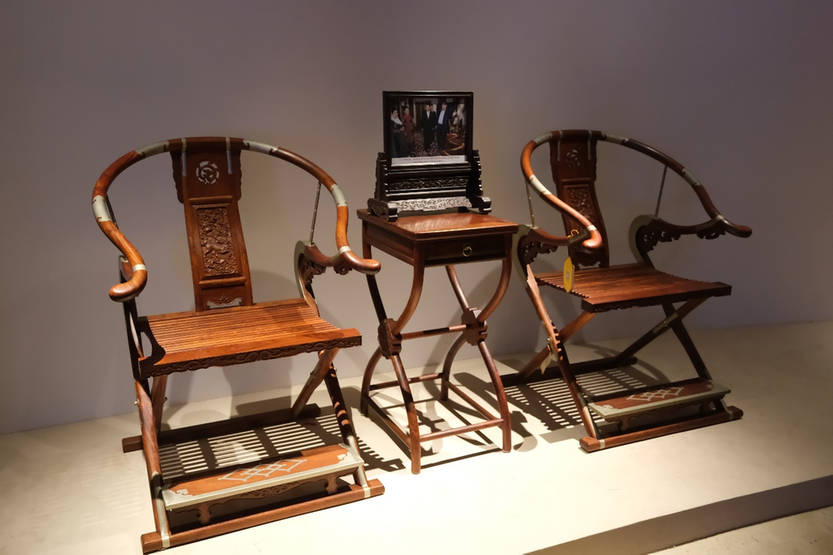 Traditional craft furniture innovates with material selection and design styles