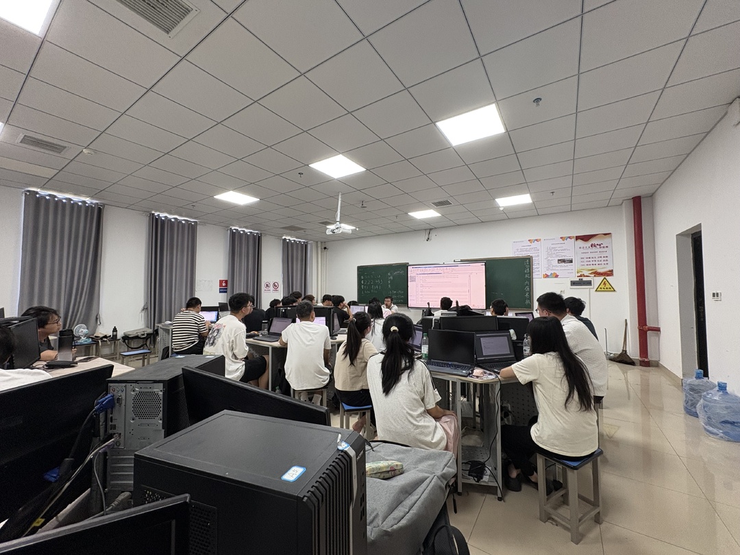 點燃學(xué)子創(chuàng)新思維引擎！湖南汽車工程職業(yè)大學(xué)開展2025年暑期數(shù)學(xué)建模培訓(xùn)