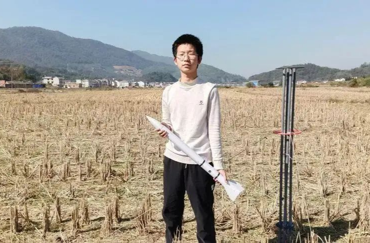 湖南教育电视台微信公众号丨曾被嘲“不学无术”？湖南农村少年用自制火箭“飞”入沈航大门！