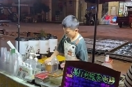 視頻|小學(xué)生暑期擺攤賣奶茶  母親：成績(jī)優(yōu)異 兌現(xiàn)承諾支持?jǐn)[攤