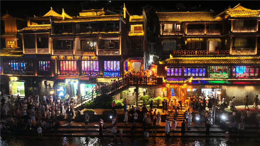 凤凰古城：夏日夜游旅拍受热捧
