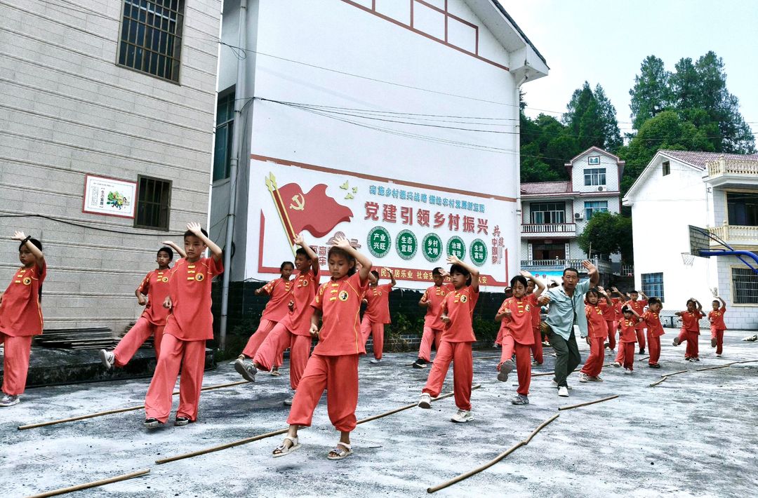 麻阳深耕乡村学校少年宫建设 留守儿童暑期有了“兴趣课堂”