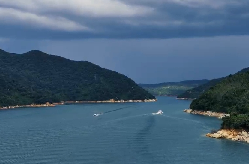 大湖新记·整版关注丨从“卖风景”到“卖算力”，东江湖“靠水吃水”的赛博进化论