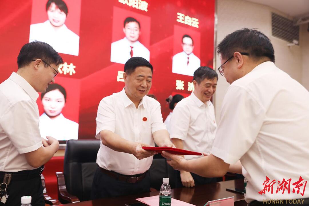 南华医院举行庆祝第八个中国医师节暨表彰大会