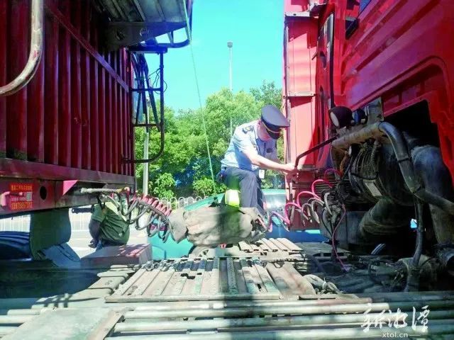 烈日下堅(jiān)守 切斷移動(dòng)源污染“尾巴”