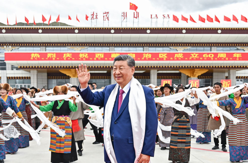 习近平率中央代表团抵达拉萨出席西藏自治区成立60周年庆祝活动