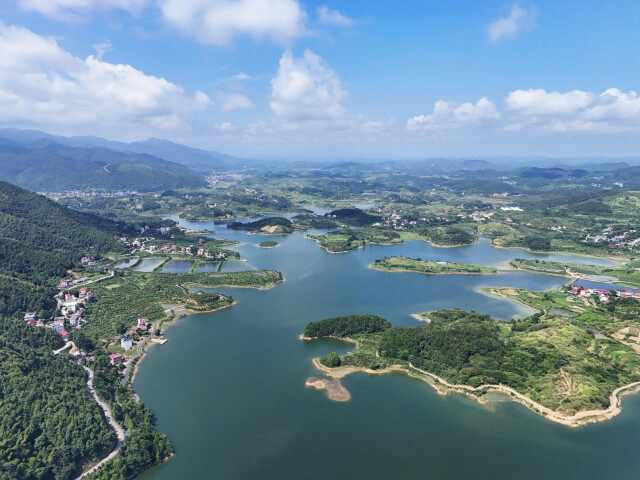 湖南踐行“兩山”理念，把生態(tài)優(yōu)勢不斷轉化為發(fā)展優(yōu)勢——綠色，鋪就高質量發(fā)展底色