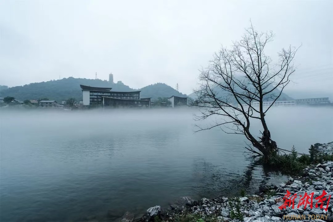 大湖新記·整版關注丨從“賣風景”到“賣算力”，東江湖“靠水吃水”的賽博進化論